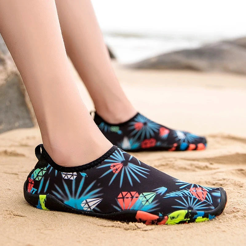 Unisex quick-drying beach aqua shoes with vibrant diamond pattern, perfect for outdoor activities and lightweight fitness.